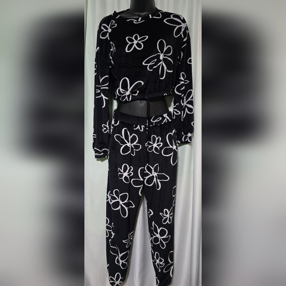 No Boundaries Black & White Floral  Velour Crop Top Joggers Set, 2-Piece Size S - Picture 1 of 7